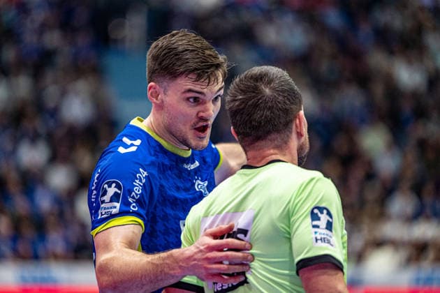 Daikin Handball Bundesliga, VfL Gummersbach SC Magdeburg, 14 12 2025 Kay Smits VfL Gummersbach, 31 , complains to the referee Daikin Handball Bundesliga, VfL Gummersbach SC Magdeburg, 14 12 2025 Copyright: xBEAUTIFULxSPORTS Erlhofx
