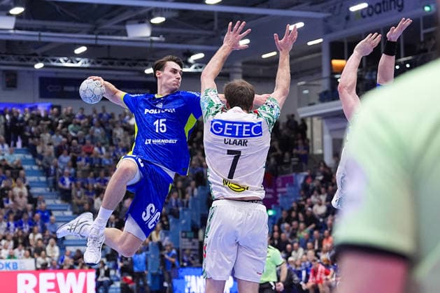 14 12 2025, xydrx, Handball, 1 HBL, VfL Gummersbach SC Magdeburg, Schwalbe Arena Miro Schluroff VfL Gummersbach 15 in duel against Felix Claar SC Magdeburg 7 Photo xYannisxDreimannxPressefotoKochx Nordrhein Westfahlen Germany