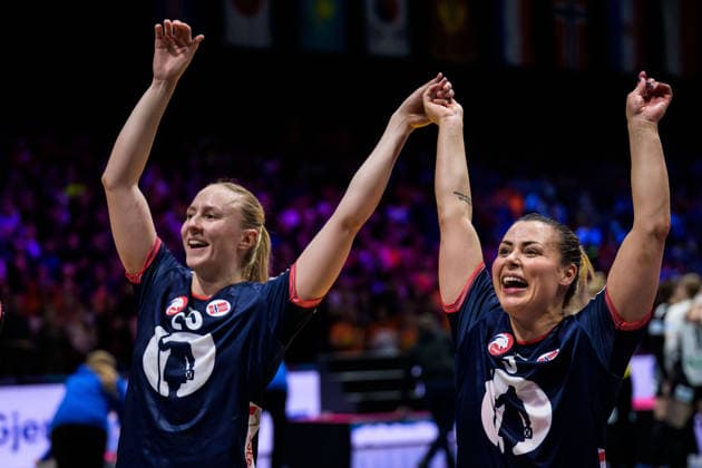 251214 Henny Ella Reistad and Nora Mork of Norway celebrate after winning in the IHF Women s World Championship final between Germany and Norway on December 14, 2025 in Rotterdam Photo Joel Marklund BILDBYRAN kod JM JM0758 bbeng handball handball handball vm handball vm handbolls vm ihf handball world championship world handball championship 2025 world championship 2025 final deutschland norway norge germany dam bbauto jubel  Copyright: JOELxMARKLUND BB251214JM078