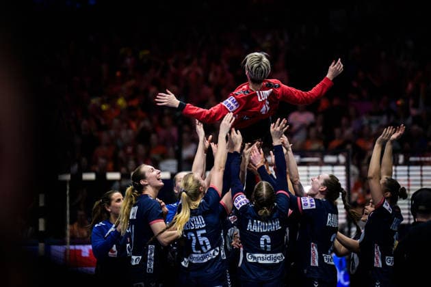 251214 Goalkeeper Katrine Lunde of Norway celebrates with teammates after winning in the IHF Women s World Championship final between Germany and Norway on December 14, 2025 in Rotterdam Photo Joel Marklund BILDBYRAN kod JM JM0758 bbeng handball handboll handball vm handball vm handbolls vm ihf handball world championship world handball championship 2025 world championship 2025 final deutschland norway norge germany dam jubel  Copyright: JOELxMARKLUND BB251214JM079