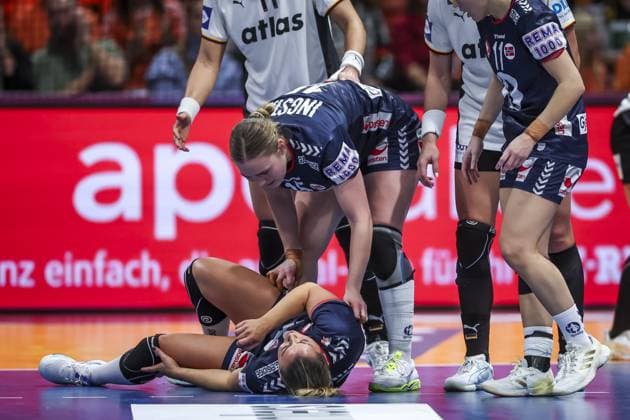 ROTTERDAM - Nora Mork (NOR) on the floor during the World Handball Championship final between Norway and Germany on December 14, 2025, in Ahoy Rotterdam, Netherlands. ANP IRIS VAN DEN BROEK xVIxANPxSportx xxANPxIVx 544874945 originalFilename: 544874945.jpg