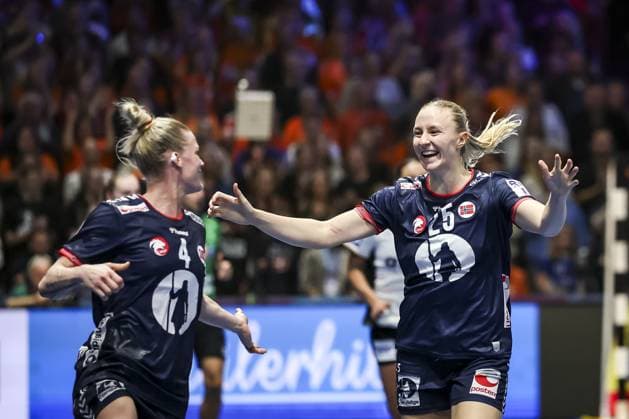 ROTTERDAM - Veronica Egebakken Kristiansen (NOR) and Henny Ella Reistad (NOR) celebrate their victory after the World Handball Championship final between Norway and Germany on December 14, 2025, in Ahoy Rotterdam, Netherlands. ANP IRIS VAN DEN BROEK xVIxANPxSportx xxANPxIVx 544875400 originalFilename: 544875400.jpg