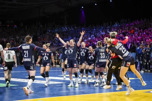 ROTTERDAM - Norwegian players celebrate winning the World Handball Championship after the final between Norway and Germany on December 14, 2025, in Ahoy Rotterdam, Netherlands. ANP IRIS VAN DEN BROEK xVIxANPxSportx xxANPxIVx 544875417 originalFilename: 544875417.jpg
