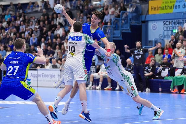 14 12 2025, xydrx, Handball, 1 HBL, VfL Gummersbach SC Magdeburg, Schwalbe Arena Julian Koester VfL Gummersbach 7 in duel against Elvar Oern Jonsson SC Magdeburg 19 and Magnus Saugstrup SC Magdeburg 23 Photo xYannisxDreimannxPressefotoKochx Nordrhein Westfahlen Germany