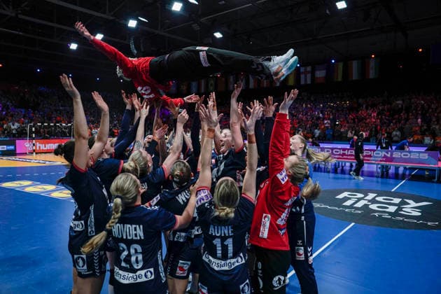 Women s Handball World Championship 2025 Germany Norway Rotterdam, Netherlands 20251214 Goalkeeper Katrine Lunde rests after the World Cup and celebrates after the final of the Women s Handball World Cup between Germany and Norway in Ahoy Arena Photo Beate Oma Dahle NTB Rotterdam Netherlands EDITORIAL USE ONLY RESTRICTED USE FOR BETTING COMPANIES  Copyright: xBeatexOmaxDahlex xNTBx