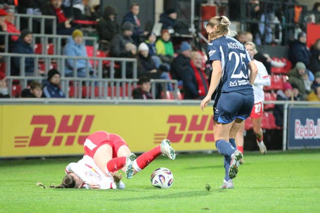 14 12 2025 Soccer Women 2025 2026 Google Pixel Women Bundesliga 13 Matchday RB Leipzig TSG Hoffenheim RB Training Center am Cottaweg Leipzig duel of Melissa Kössler TSG, 25, blue with Julia Magerl RBL, 5, white Leipzig Saxony Germany
