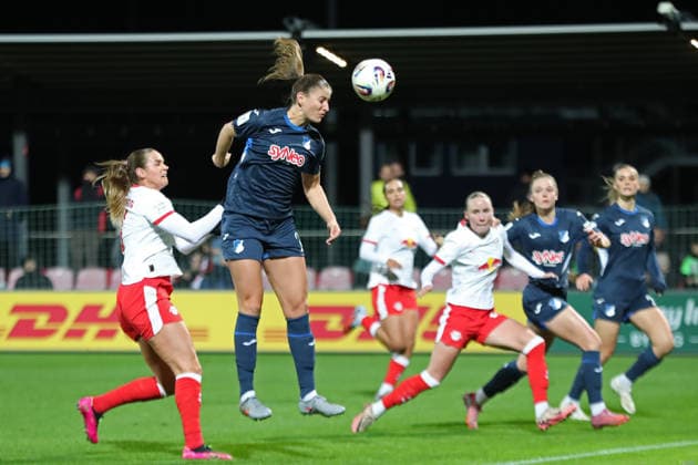 Google Pixel Frauen Bundesliga, RB Leipzig TSG Hoffenheim 14 12 2025 Melissa Kössler 25, TSG Hoffenheim per Kopf Fußball, Google Pixel Frauen Bundesliga, Saison 2025 2026, 13 Spieltag RB Leipzig vs TSG 1899 Hoffenheim am 14 12 2025, Trainingszentrum Cottaweg, Leipzig DFB REGULATIONS PROHIBIT ANY USE OF PHOTOGRAPHS AS IMAGE SEQUENCES AND OR QUASI VIDEO Copyright: xBEAUTIFULxSPORTS JanxKaeferx