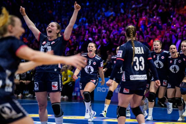 251214 Players of Norway celebrate after winning in the IHF Women s World Championship final between Germany and Norway on December 14, 2025 in Rotterdam Photo Joel Marklund BILDBYRAN kod JM JM0758 bbeng handball handball handball vm handball vm handbolls vm ihf handball world championship world handball championship 2025 world championship 2025 final tyskland norway norge germany dam jubel  Copyright: JOELxMARKLUND BB251214JM082