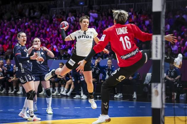 ROTTERDAM - Alina Grijseels (GER) and goalkeeper Katrine Lunde (NOR) in action during the World Handball Championship final between Norway and Germany on December 14, 2025, in Ahoy Rotterdam, Netherlands. ANP IRIS VAN DEN BROEK xVIxANPxSportx xxANPxIVx 544876273 originalFilename: 544876273.jpg