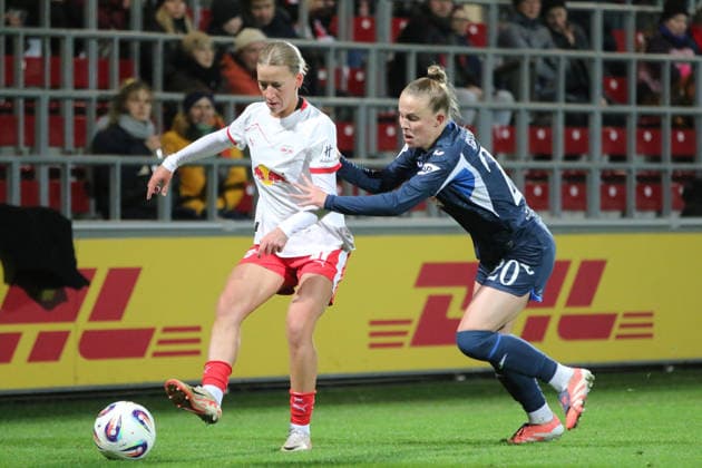14 12 2025 Soccer Women 2025 2026 Google Pixel Women Bundesliga 13 Matchday RB Leipzig TSG Hoffenheim RB Training Center am Cottaweg Leipzig Marlene Müller RBL, 27, white shields the ball from Laura Gloning TSG, 20, blue Leipzig Saxony Germany