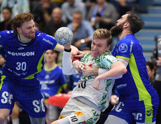 14 12 2025, xophax, Daikin HBL 2025 2026 Handball VFL Gummersbach SC Magdeburg Schwalbe Arena Gisli Thorgeir Kristjansson , center SC Magdeburg against Tom Kiesler , left and Teitur Örn Einarsson , right both SC Magdeburg Gummersbach