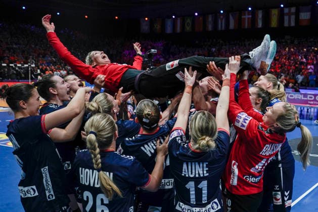 Women s Handball World Championship 2025 Germany Norway Rotterdam, Netherlands 20251214 Goalkeeper Katrine Lunde rests after the World Cup and celebrates after the final of the Women s Handball World Cup between Germany and Norway in Ahoy Arena Photo Beate Oma Dahle NTB Rotterdam Netherlands EDITORIAL USE ONLY RESTRICTED USE FOR BETTING COMPANIES  Copyright: xBeatexOmaxDahlex xNTBx