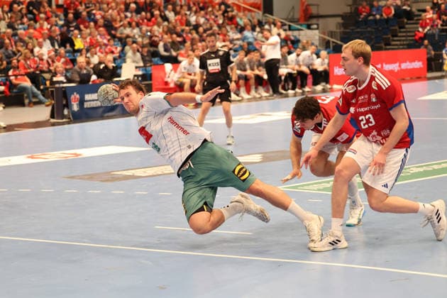 Handball Daikin Handball Bundesliga 2025 2026 Handball Sport Verein Hamburg vs GWD Minden Niclas Benedict Heitkamp Minden ,Elias Kofler Hamburg ,Einar Olafsson Hamburg ,Sporthalle Hamburg Hamburg Hamburg
