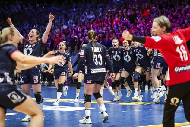 ROTTERDAM - Norwegian players celebrate winning the World Handball Championship after the final between Norway and Germany on December 14, 2025, in Ahoy Rotterdam, Netherlands. ANP IRIS VAN DEN BROEK xVIxANPxSportx xxANPxIVx 544876956 originalFilename: 544876956.jpg