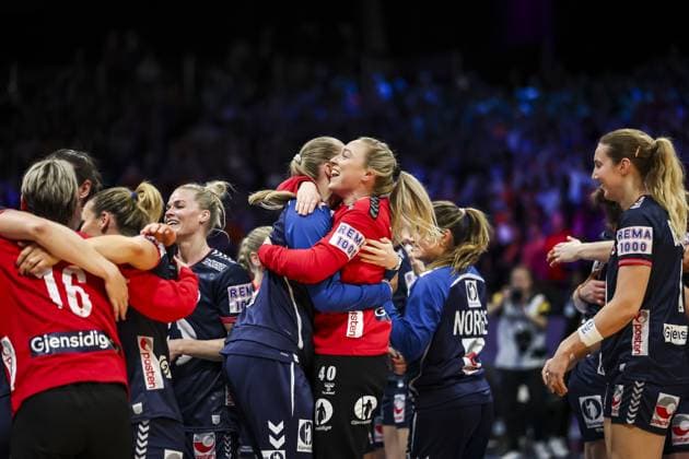 ROTTERDAM - Norwegian players celebrate winning the World Handball Championship after the final between Norway and Germany on December 14, 2025, in Ahoy Rotterdam, Netherlands. ANP IRIS VAN DEN BROEK xVIxANPxSportx xxANPxIVx 544876968 originalFilename: 544876968.jpg