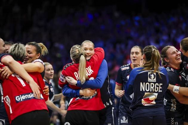 ROTTERDAM - Norwegian players celebrate winning the World Handball Championship after the final between Norway and Germany on December 14, 2025, in Ahoy Rotterdam, Netherlands. ANP IRIS VAN DEN BROEK xVIxANPxSportx xxANPxIVx 544877046 originalFilename: 544877046.jpg