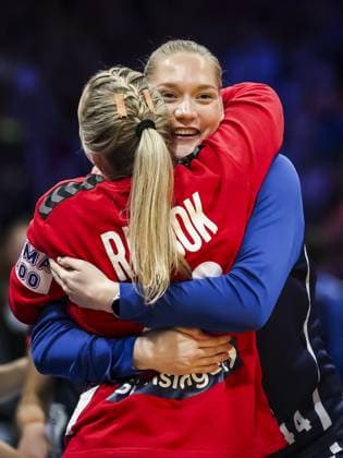 ROTTERDAM - Norwegian players celebrate winning the World Handball Championship after the final between Norway and Germany on December 14, 2025, in Ahoy Rotterdam, Netherlands. ANP IRIS VAN DEN BROEK xVIxANPxSportx xxANPxIVx 544877052 originalFilename: 544877052.jpg