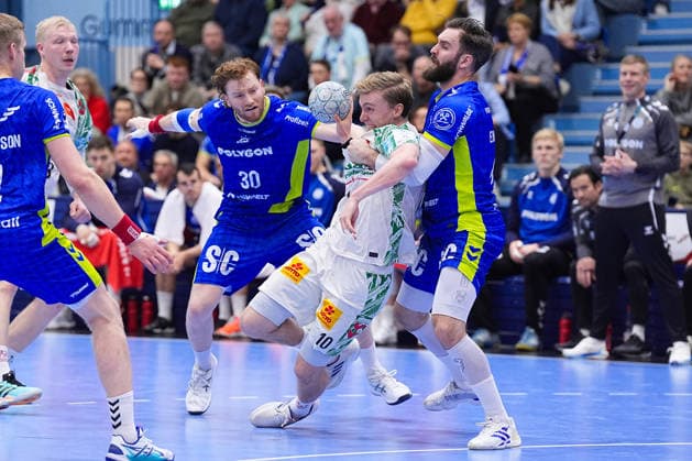14 12 2025, xydrx, Handball, 1 HBL, VfL Gummersbach SC Magdeburg, Schwalbe Arena Gisli Kristjansson SC Magdeburg 10 in duel against Tom Kiesler VfL Gummersbach 30 and Teitur Einarsson VfL Gummersbach 14 Photo xYannisxDreimannxPressefotoKochx Nordrhein Westfahlen Germany