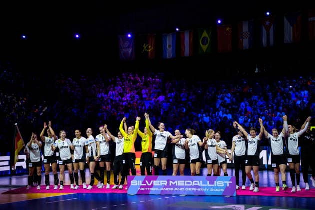 251214 Players of Germany celebrate second place after the IHF Women s World Championship final between Germany and Norway on December 14, 2025 in Rotterdam Photo Joel Marklund BILDBYRAN kod JM JM0758 bbeng handball handball handball vm handball vm handbolls vm ihf handball world championship world handball championship 2025 world championship 2025 final tyskland norway norge germany dam jubel  Copyright: JOELxMARKLUND BB251214JM084