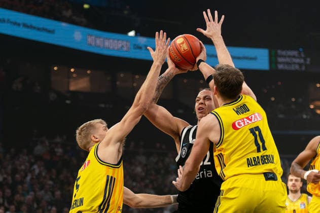 Zacharie Perrin Veolia Towers Hamburg, 52 in duel with Sam Griesel ALBA Berlin, 05 and Moses Wood ALBA Berlin, 11 , GER, Veolia Towers Hamburg vs Alba Berlin, Basketball, Bundesliga, Matchday 10, Season 2025 2026, 14 12 2025 GER, Veolia Towers Hamburg vs Alba Berlin, Basketball, Bundesliga, Matchday 10, Season 2025 2026, 14 12 2025 Hamburg Copyright: xEibner-Pressefoto MaxxVincenx EP_MVN