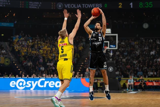Devon Daniels Veolia Towers Hamburg, 21 on throw, Sam Griesel ALBA Berlin, 05 , GER, Veolia Towers Hamburg vs Alba Berlin, Basketball, Bundesliga, Matchday 10, Season 2025 2026, 14 12 2025 GER, Veolia Towers Hamburg vs Alba Berlin, Basketball, Bundesliga, Matchday 10, Season 2025 2026, 14 12 2025 Hamburg Copyright: xEibner-Pressefoto MaxxVincenx EP_MVN