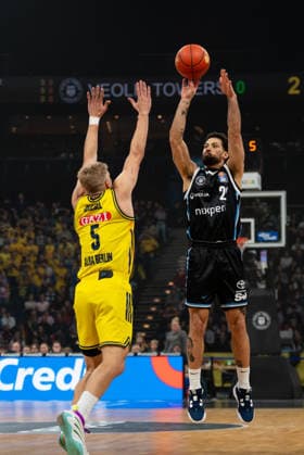 Devon Daniels Veolia Towers Hamburg, 21 on throw, Sam Griesel ALBA Berlin, 05 , GER, Veolia Towers Hamburg vs Alba Berlin, Basketball, Bundesliga, Matchday 10, Season 2025 2026, 14 12 2025 GER, Veolia Towers Hamburg vs Alba Berlin, Basketball, Bundesliga, Matchday 10, Season 2025 2026, 14 12 2025 Hamburg Copyright: xEibner-Pressefoto MaxxVincenx EP_MVN