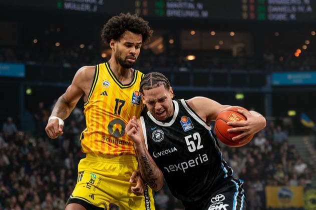 Zacharie Perrin Veolia Towers Hamburg, 52 in duel Norris Agbakoko ALBA Berlin, 17 , GER, Veolia Towers Hamburg vs Alba Berlin, Basketball, Bundesliga, Matchday 10, Season 2025 2026, 14 12 2025 GER, Veolia Towers Hamburg vs Alba Berlin, Basketball, Bundesliga, Matchday 10, Season 2025 2026, 14 12 2025 Hamburg Copyright: xEibner-Pressefoto MaxxVincenx EP_MVN