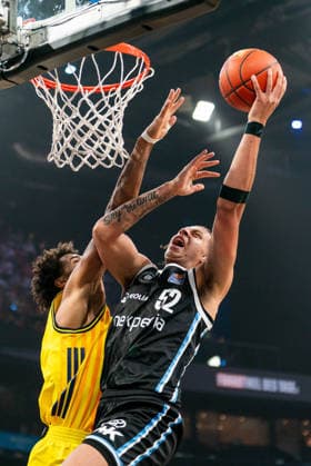 Zacharie Perrin Veolia Towers Hamburg, 52 on a lay-up against Norris Agbakoko ALBA Berlin, 17 , GER, Veolia Towers Hamburg vs Alba Berlin, Basketball, Bundesliga, Matchday 10, Season 2025 2026, 14 12 2025 GER, Veolia Towers Hamburg vs Alba Berlin, Basketball, Bundesliga, Matchday 10, Season 2025 2026, 14 12 2025 Hamburg Copyright: xEibner-Pressefoto MaxxVincenx EP_MVN