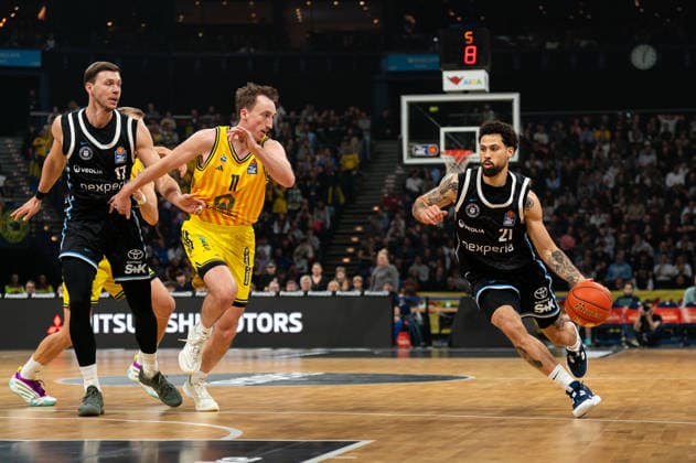 Devon Daniels Veolia Towers Hamburg, 21 dribbling, Moses Wood ALBA Berlin, 11 , GER, Veolia Towers Hamburg vs Alba Berlin, Basketball, Bundesliga, Matchday 10, Season 2025 2026, 14 12 2025 GER, Veolia Towers Hamburg vs Alba Berlin, Basketball, Bundesliga, Matchday 10, Season 2025 2026, 14 12 2025 Hamburg Copyright: xEibner-Pressefoto MaxxVincenx EP_MVN