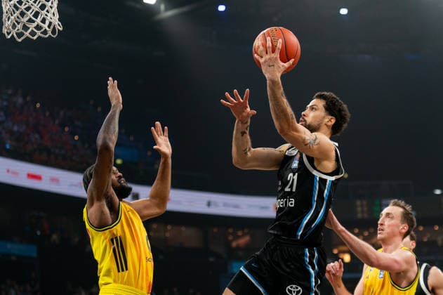 Devon Daniels Veolia Towers Hamburg, 21 on a lay-up, Jwan Roberts ALBA Berlin, 13 , GER, Veolia Towers Hamburg vs Alba Berlin, Basketball, Bundesliga, Matchday 10, 2025 2026 season, 14 12 2025 GER, Veolia Towers Hamburg vs Alba Berlin, Basketball, Bundesliga, Matchday 10, 2025 2026 season, 14 12 2025 Hamburg Copyright: xEibner-Pressefoto MaxxVincenx EP_MVN
