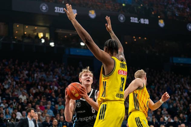 Jared Grey Veolia Towers Hamburg, 08 vs Jwan Roberts ALBA Berlin, 13 , GER, Veolia Towers Hamburg vs Alba Berlin, Basketball, Bundesliga, Matchday 10, Season 2025 2026, 14 12 2025 GER, Veolia Towers Hamburg vs Alba Berlin, Basketball, Bundesliga, Matchday 10, Season 2025 2026, 14 12 2025 Hamburg Copyright: xEibner-Pressefoto MaxxVincenx EP_MVN