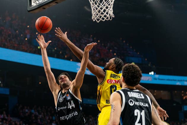 Benedikt Turudic Veolia Towers Hamburg, 44 on a lay-up against Jwan Roberts ALBA Berlin, 13 , GER, Veolia Towers Hamburg vs Alba Berlin, Basketball, Bundesliga, Matchday 10, Season 2025 2026, 14 12 2025 GER, Veolia Towers Hamburg vs Alba Berlin, Basketball, Bundesliga, Matchday 10, Season 2025 2026, 14 12 2025 Hamburg Copyright: xEibner-Pressefoto MaxxVincenx EP_MVN