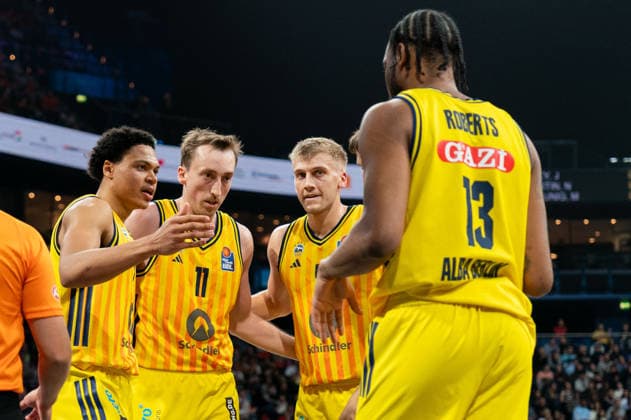 Alba in the huddle, Jack Kayil ALBA Berlin, 07 , Moses Wood ALBA Berlin, 11 , Sam Griesel ALBA Berlin, 05 , Jwan Roberts ALBA Berlin, 13 , GER, Veolia Towers Hamburg vs Alba Berlin, Basketball, Bundesliga, Matchday 10, 2025 2026 season, 14 12 2025 GER, Veolia Towers Hamburg vs Alba Berlin, Basketball, Bundesliga, Matchday 10, 2025 2026 season, 14 12 2025 Hamburg Copyright: xEibner-Pressefoto MaxxVincenx EP_MVN
