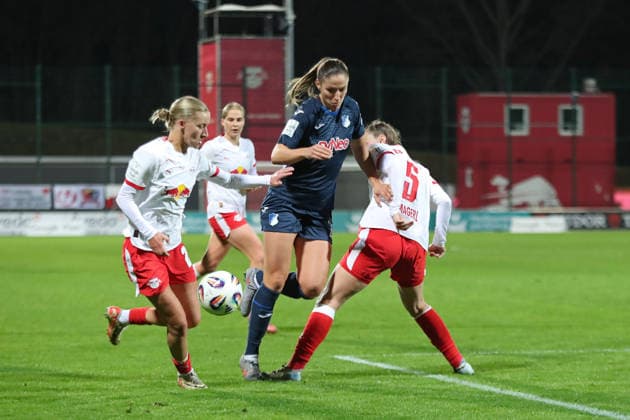 Google Pixel Womens Bundesliga, RB Leipzig TSG Hoffenheim 14 12 2025 Melissa Kössler 25, TSG Hoffenheim between Marlene Müller 27, RB Leipzig and Julia Magerl 5, RB Leipzig Football, Google Pixel Womens Bundesliga, Season 2025 2026, Matchday 13 RB Leipzig vs TSG 1899 Hoffenheim on 14 12 2025, Training Center Cottaweg, Leipzig DFB REGULATIONS PROHIBIT ANY USE OF PHOTOGRAPHS AS IMAGE SEQUENCES AND OR QUASI VIDEO Copyright: xBEAUTIFULxSPORTS JanxKaeferx