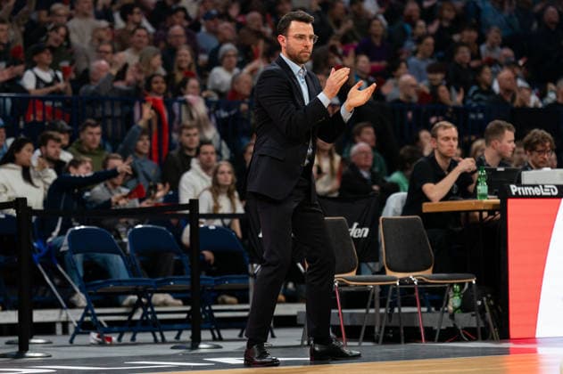 Benka Barloschky Veolia Towers Hamburg, Coach Applause, GER, Veolia Towers Hamburg vs Alba Berlin, Basketball, Bundesliga, Matchday 10, Season 2025 2026, 14 12 2025 GER, Veolia Towers Hamburg vs Alba Berlin, Basketball, Bundesliga, Matchday 10, Season 2025 2026, 14 12 2025 Hamburg Copyright: xEibner-Pressefoto MaxxVincenx EP_MVN