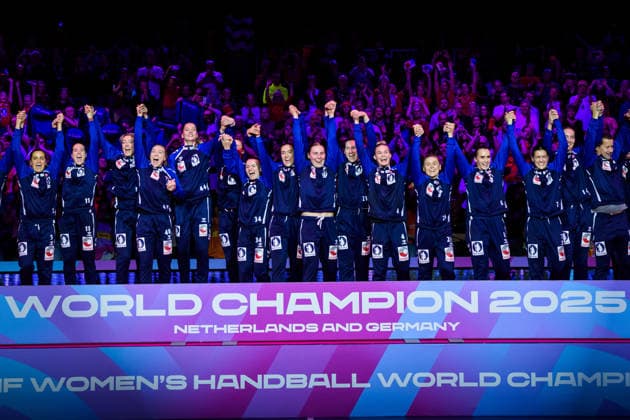 251214 Players of Norway celebrate winning after the IHF Women s World Championship final between Germany and Norway on December 14, 2025 in Rotterdam Photo Joel Marklund BILDBYRAN kod JM JM0758 bbeng handball handball handball vm handball vm handbolls vm ihf handball world championship world handball championship 2025 world championship 2025 final tyskland norway norge germany dam jubel  Copyright: JOELxMARKLUND BB251214JM087