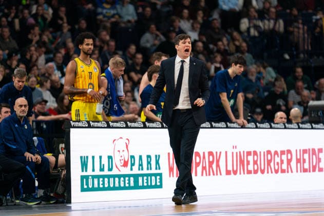 Pedro Calles ALBA Berlin, Coach gives instructions to players, GER, Veolia Towers Hamburg vs Alba Berlin, Basketball, Bundesliga, Matchday 10, Season 2025 2026, 14 12 2025 GER, Veolia Towers Hamburg vs Alba Berlin, Basketball, Bundesliga, Matchday 10, Season 2025 2026, 14 12 2025 Hamburg Copyright: xEibner-Pressefoto MaxxVincenx EP_MVN