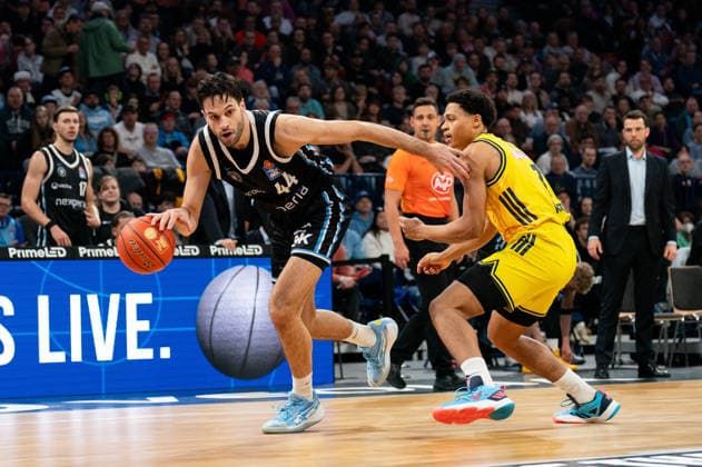 Benedikt Turudic Veolia Towers Hamburg, 44 dribbling against Jack Kayil ALBA Berlin, 07 , GER, Veolia Towers Hamburg vs Alba Berlin, Basketball, Bundesliga, Matchday 10, Season 2025 2026, 14 12 2025 GER, Veolia Towers Hamburg vs Alba Berlin, Basketball, Bundesliga, Matchday 10, Season 2025 2026, 14 12 2025 Hamburg Copyright: xEibner-Pressefoto MaxxVincenx EP_MVN