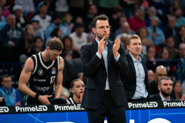 Benka Barloschky Veolia Towers Hamburg, Coach , GER, Veolia Towers Hamburg vs Alba Berlin, Basketball, Bundesliga, Matchday 10, Season 2025 2026, 14 12 2025 GER, Veolia Towers Hamburg vs Alba Berlin, Basketball, Bundesliga, Matchday 10, Season 2025 2026, 14 12 2025 Hamburg Copyright: xEibner-Pressefoto MaxxVincenx EP_MVN