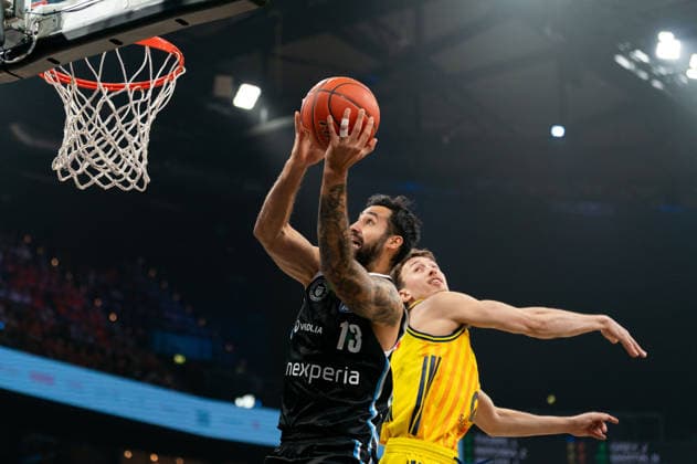 Martin Breunig Veolia Towers Hamburg, 13 on a lay-up, Alex OConnell ALBA Berlin, 03 , GER, Veolia Towers Hamburg vs Alba Berlin, Basketball, Bundesliga, Matchday 10, Season 2025 2026, 14 12 2025 GER, Veolia Towers Hamburg vs Alba Berlin, Basketball, Bundesliga, Matchday 10, Season 2025 2026, 14 12 2025 Hamburg Copyright: xEibner-Pressefoto MaxxVincenx EP_MVN