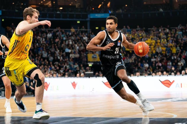 Kenneth Ogbe Veolia Towers Hamburg, 25 dribbling against Malte Delow ALBA Berlin, 06 , GER, Veolia Towers Hamburg vs Alba Berlin, Basketball, Bundesliga, Matchday 10, Season 2025 2026, 14 12 2025 GER, Veolia Towers Hamburg vs Alba Berlin, Basketball, Bundesliga, Matchday 10, Season 2025 2026, 14 12 2025 Hamburg Copyright: xEibner-Pressefoto MaxxVincenx EP_MVN