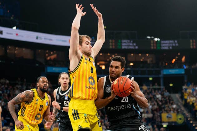 Kenneth Ogbe Veolia Towers Hamburg, 25 in duel Malte Delow ALBA Berlin, 06 , GER, Veolia Towers Hamburg vs Alba Berlin, Basketball, Bundesliga, Matchday 10, Season 2025 2026, 14 12 2025 GER, Veolia Towers Hamburg vs Alba Berlin, Basketball, Bundesliga, Matchday 10, Season 2025 2026, 14 12 2025 Hamburg Copyright: xEibner-Pressefoto MaxxVincenx EP_MVN