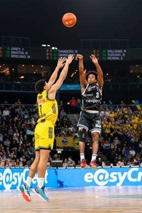 Ross Williams Veolia Towers Hamburg, 34 on throw, Jack Kayil ALBA Berlin, 07 , GER, Veolia Towers Hamburg vs Alba Berlin, Basketball, Bundesliga, Matchday 10, Season 2025 2026, 14 12 2025 GER, Veolia Towers Hamburg vs Alba Berlin, Basketball, Bundesliga, Matchday 10, Season 2025 2026, 14 12 2025 Hamburg Copyright: xEibner-Pressefoto MaxxVincenx EP_MVN