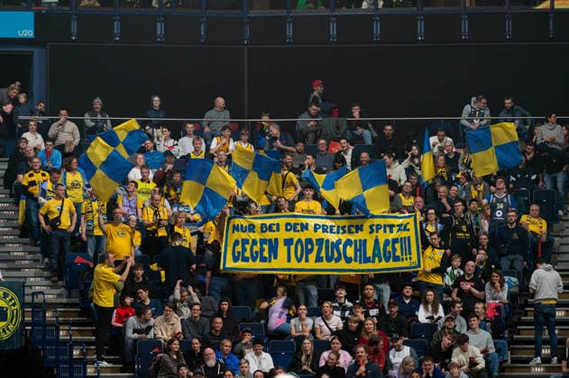 Alba Berlin Fans, Banner, Criticism of ticket prices, GER, Veolia Towers Hamburg vs Alba Berlin, Basketball, Bundesliga, Matchday 10, Season 2025 2026, 14 12 2025 GER, Veolia Towers Hamburg vs Alba Berlin, Basketball, Bundesliga, Matchday 10, Season 2025 2026, 14 12 2025 Hamburg Copyright: xEibner-Pressefoto MaxxVincenx EP_MVN
