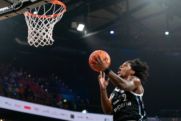 Leonard Thorpe Jr Veolia Towers Hamburg, 02 on a lay-up, GER, Veolia Towers Hamburg vs Alba Berlin, Basketball, Bundesliga, Matchday 10, Season 2025 2026, 14 12 2025 GER, Veolia Towers Hamburg vs Alba Berlin, Basketball, Bundesliga, Matchday 10, Season 2025 2026, 14 12 2025 Hamburg Copyright: xEibner-Pressefoto MaxxVincenx EP_MVN