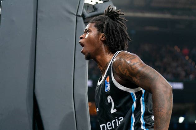 Leonard Thorpe Jr Veolia Towers Hamburg, 02 cheers jubilation, GER, Veolia Towers Hamburg vs Alba Berlin, Basketball, Bundesliga, Matchday 10, Season 2025 2026, 14 12 2025 GER, Veolia Towers Hamburg vs Alba Berlin, Basketball, Bundesliga, Matchday 10, Season 2025 2026, 14 12 2025 Hamburg Copyright: xEibner-Pressefoto MaxxVincenx EP_MVN