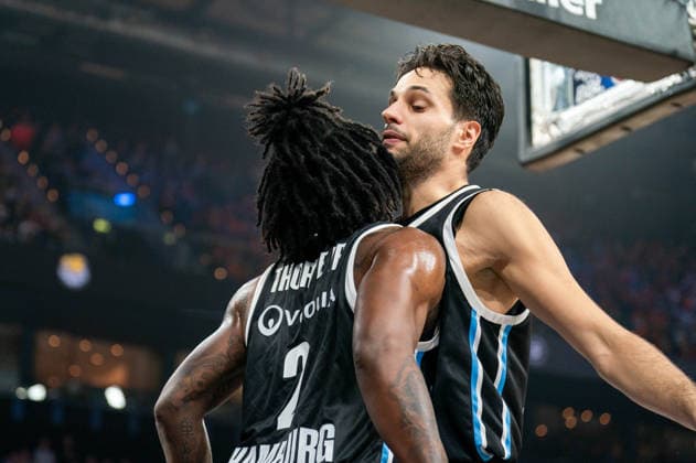 Leonard Thorpe Jr Veolia Towers Hamburg, 02 cheers with Benedikt Turudic Veolia Towers Hamburg, 44 , GER, Veolia Towers Hamburg vs Alba Berlin, Basketball, Bundesliga, Matchday 10, Season 2025 2026, 14 12 2025 GER, Veolia Towers Hamburg vs Alba Berlin, Basketball, Bundesliga, Matchday 10, Season 2025 2026, 14 12 2025 Hamburg Copyright: xEibner-Pressefoto MaxxVincenx EP_MVN