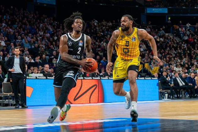 Leonard Thorpe Jr Veolia Towers Hamburg, 02 dribbling against Jwan Roberts ALBA Berlin, 13 , GER, Veolia Towers Hamburg vs Alba Berlin, Basketball, Bundesliga, Matchday 10, Season 2025 2026, 14 12 2025 GER, Veolia Towers Hamburg vs Alba Berlin, Basketball, Bundesliga, Matchday 10, Season 2025 2026, 14 12 2025 Hamburg Copyright: xEibner-Pressefoto MaxxVincenx EP_MVN