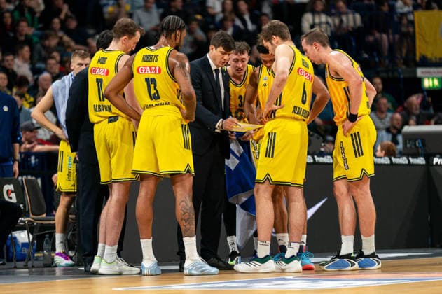 Alba in the huddle, Pedro Calles ALBA Berlin, coach gives instructions to players, Moses Wood ALBA Berlin, 11 , Jwan Roberts ALBA Berlin, 13 , Malte Delow ALBA Berlin, 06 , Justin Bean ALBA Berlin, 34 , GER, Veolia Towers Hamburg vs Alba Berlin, Basketball, Bundesliga, Matchday 10, 2025 2026 season, 14 12 2025 GER, Veolia Towers Hamburg vs Alba Berlin, Basketball, Bundesliga, Matchday 10, 2025 2026 season, 14 12 2025 Hamburg Copyright: xEibner-Pressefoto MaxxVincenx EP_MVN