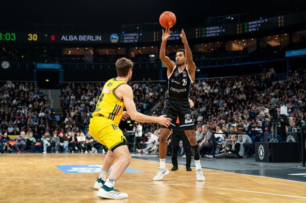 Kenneth Ogbe Veolia Towers Hamburg, 25 Pass, Malte Delow ALBA Berlin, 06 , GER, Veolia Towers Hamburg vs Alba Berlin, Basketball, Bundesliga, Matchday 10, Season 2025 2026, 14 12 2025 GER, Veolia Towers Hamburg vs Alba Berlin, Basketball, Bundesliga, Matchday 10, Season 2025 2026, 14 12 2025 Hamburg Copyright: xEibner-Pressefoto MaxxVincenx EP_MVN